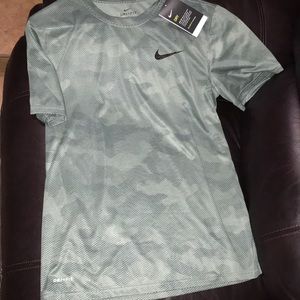 Selling a never worn Nike dri-fit T-shirt.